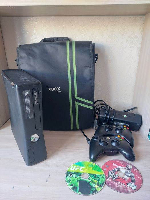 Xbox 360 S Полный комплект в хорошем состоянии