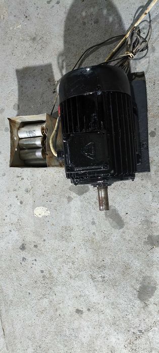 Vând motor trifazic cu cutie condensatori pentru funcționare la 220 v
