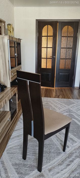 Стол для гостиной со стульями