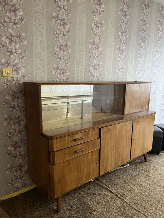 Продавам салонен бюфет.