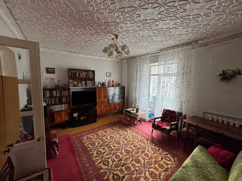 Продается  3-  комн квартира по адресу Царева  19