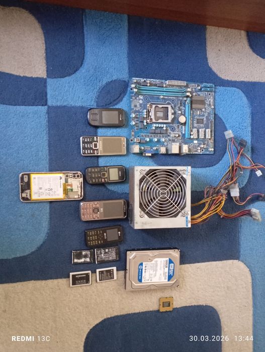 Лот запчастей: Материнка, БП, HDD 500GB, Телефоны