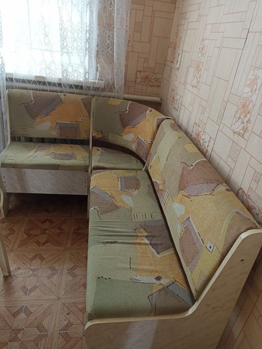 Продам стол раздвижной и диван кухонный