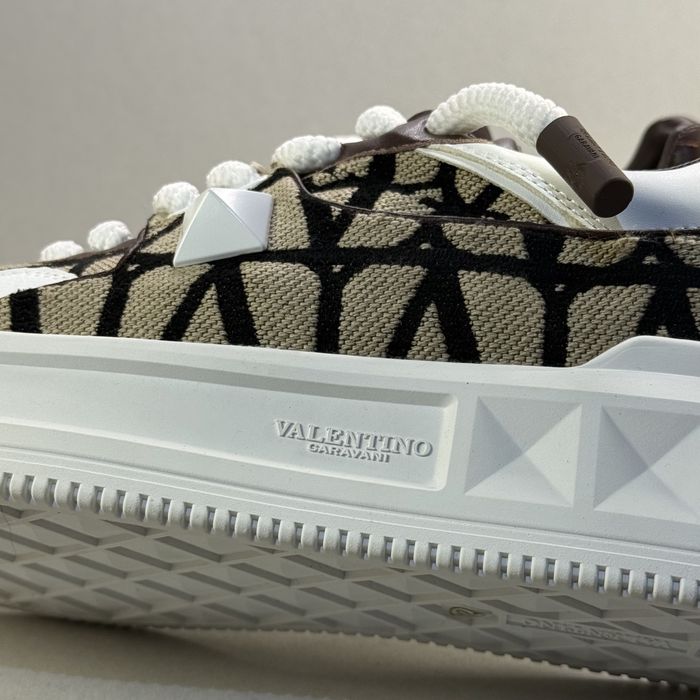 Valentino Garvani Stud XL "White Beige"! НОВИ! Дамски