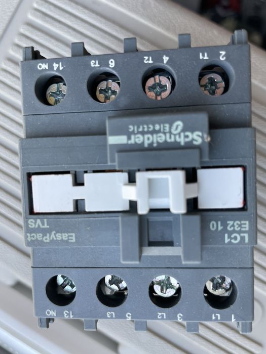 Контактор 32А 220в.