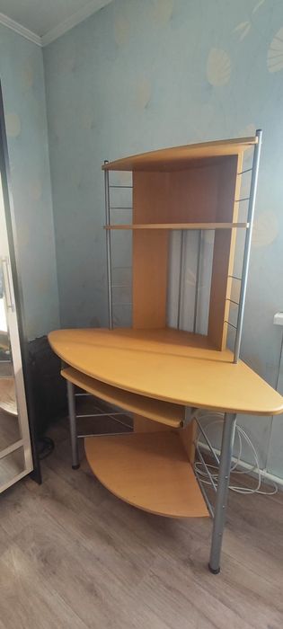Угловой компьютерный стол