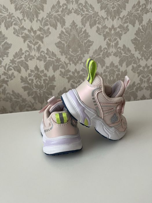 Продам детские кроссовки