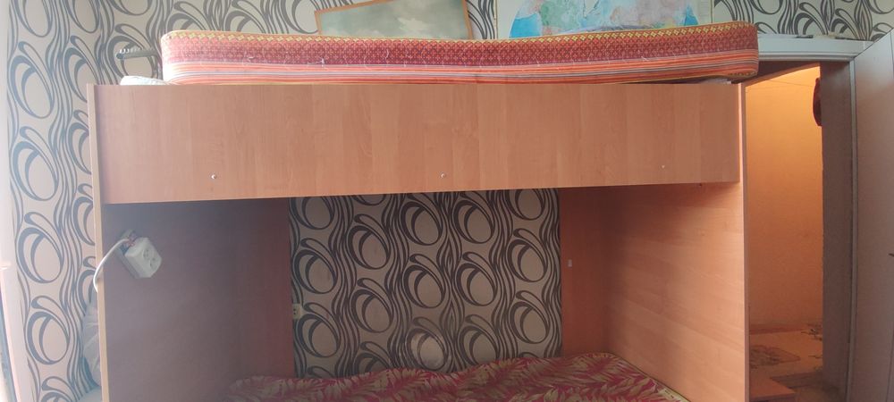 Продам  двухъярусную кровать без матраса