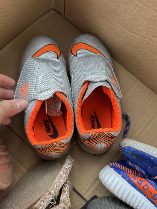 Подам футбольный обувь