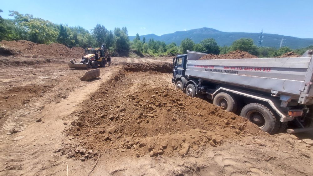 Услуги с комбиниран багер и самосал