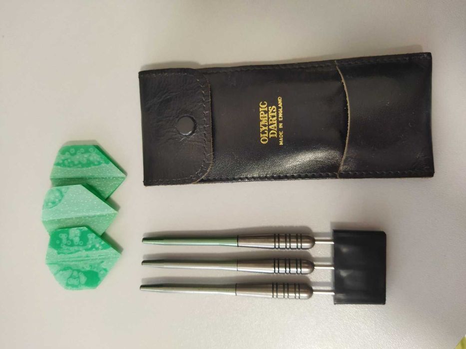 Винтидж стрели за дартс 2 комплекта Olympic Darts Made in England с кожен калъф - идеално състояние!