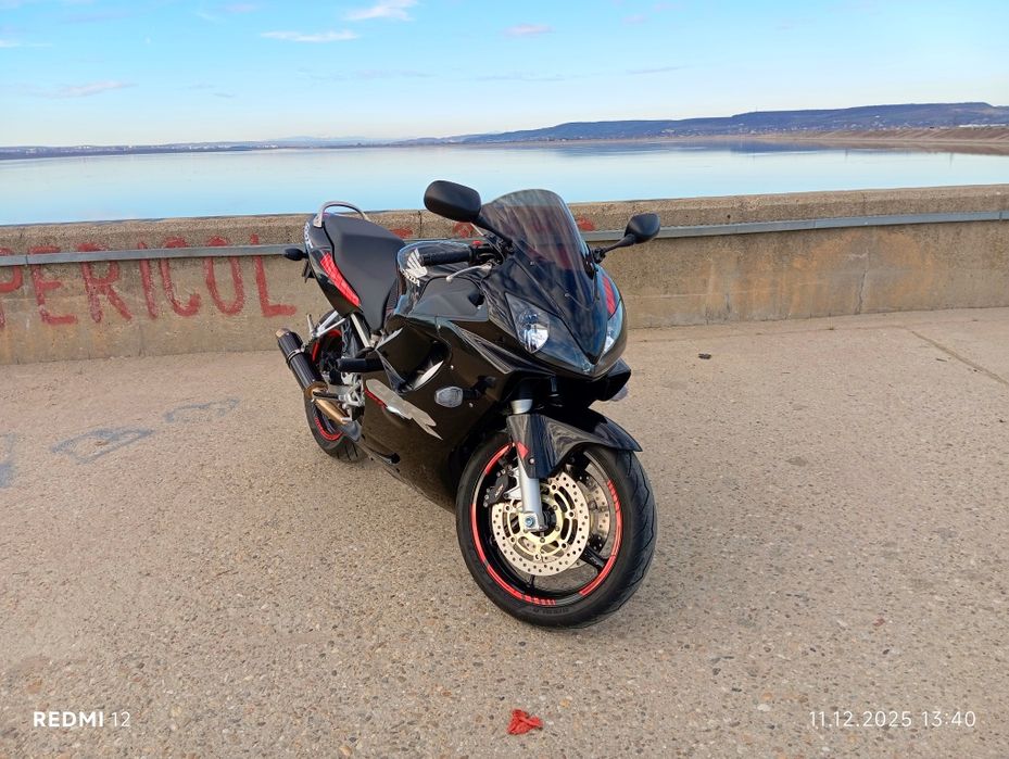Vând Honda CBR f4i