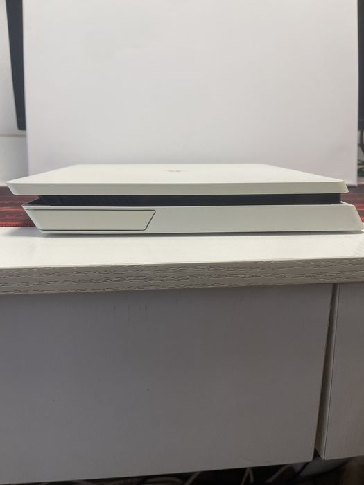 SonY  PS 4 slim бял