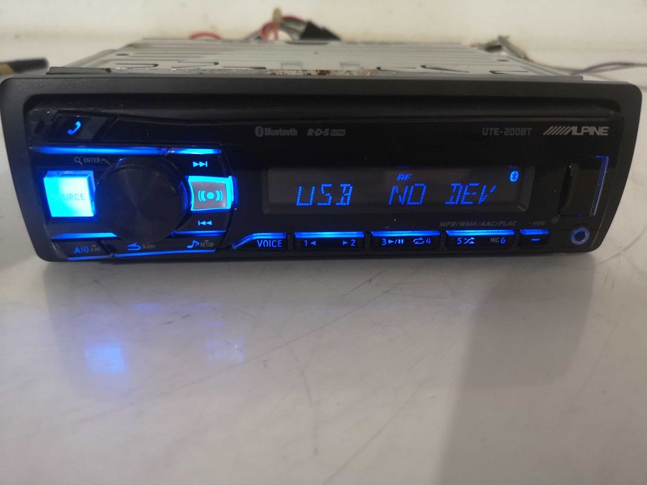 Радио за кола CD - Alpine UTE-200BT / 4 X 50 W