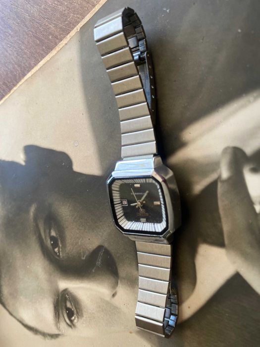 ceas Seiko 5 dama, cu cadran negru și carcasă pătrată ,antimagnetic.