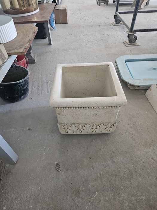 Jardinere din travertin sau ciment