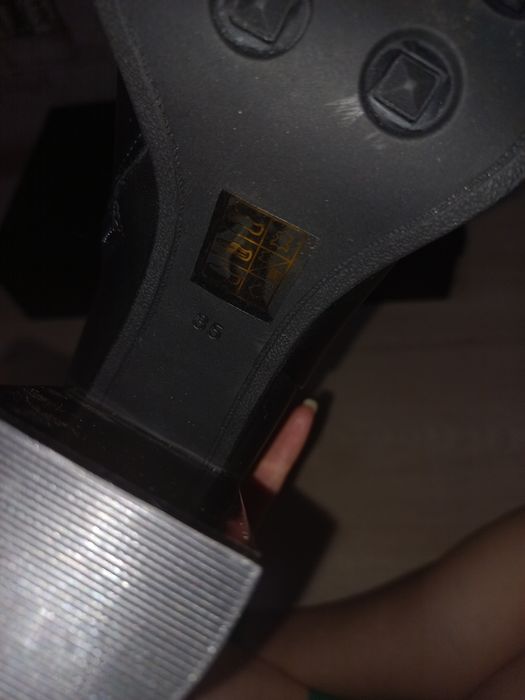 Продам новые кожаные сапоги