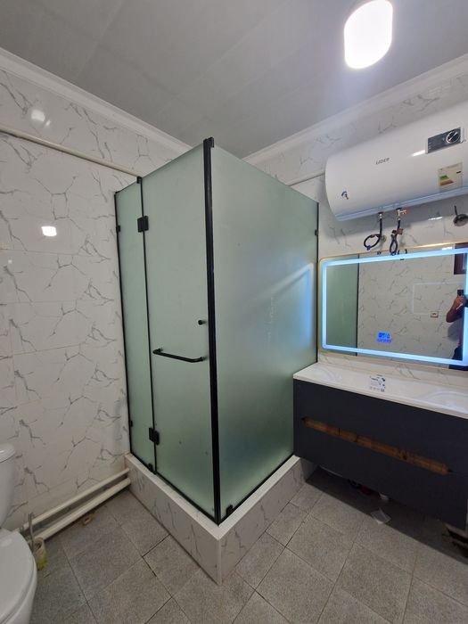 Стеклянные душевые перегородки