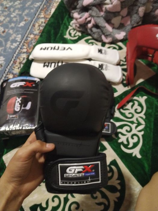 Спорт перчатки футы шлем
