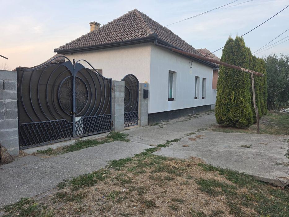 De vânzare casă Cenad, complet renovată și mobilată, gata de mutare. Are trei camere, bucătărie, baie, centrală ,se vinde complet utila 0768450270