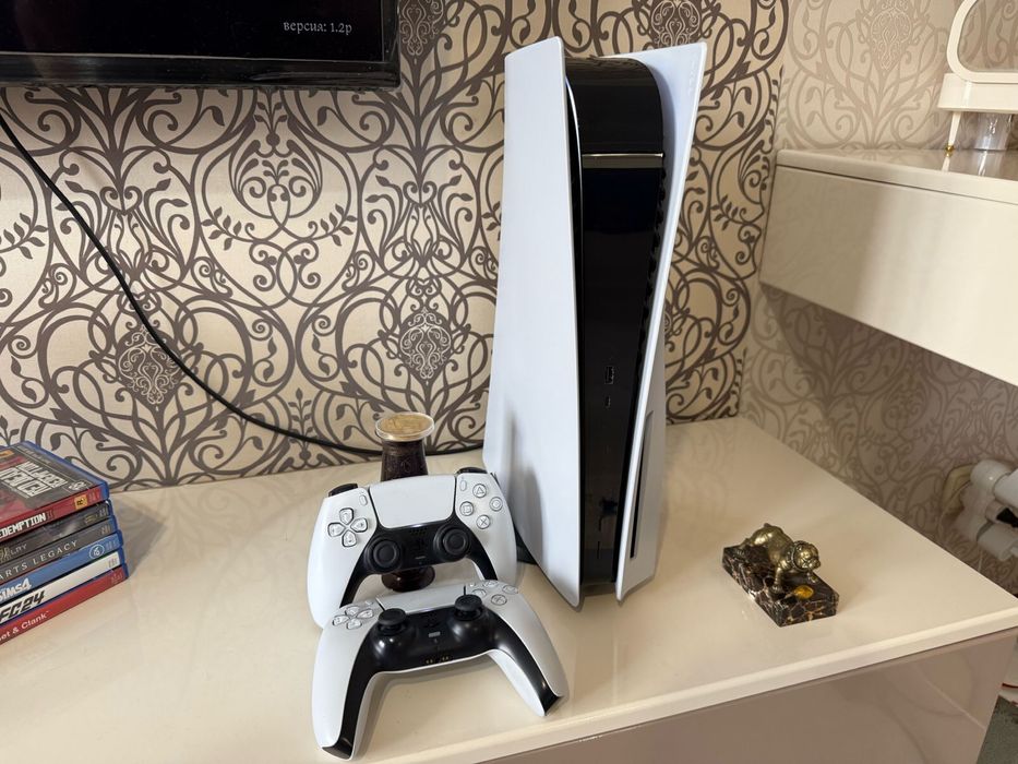 PS5 + 2 геймпада + подставка + много игр + доставка