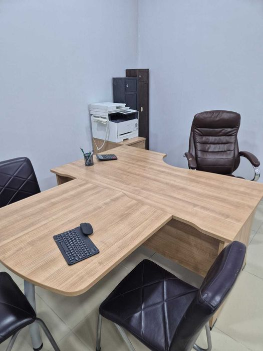 Стол руководителя и шкаф для документов