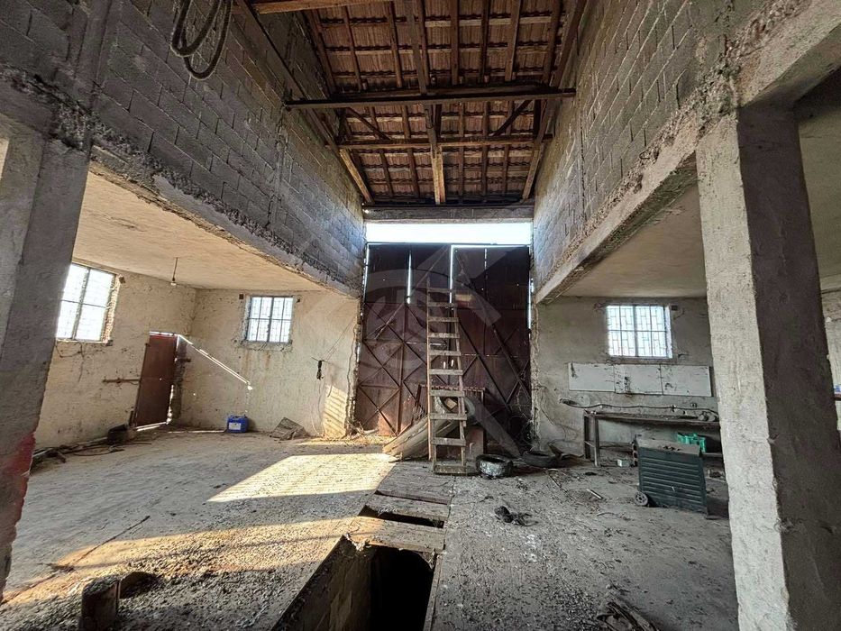 Къща с бизнес част- автосервиз в Избеглии