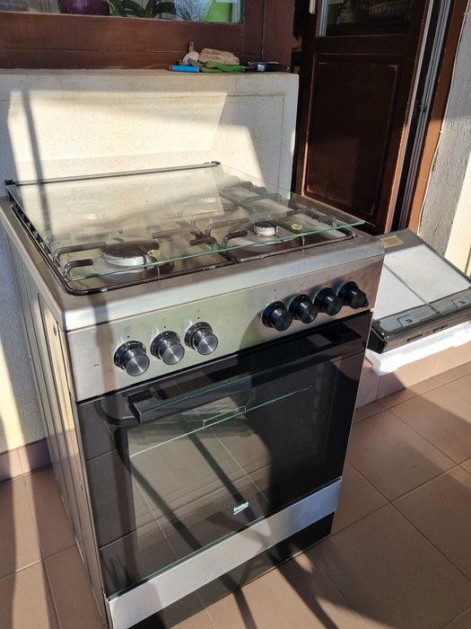 Aragaz Beko 4 ochiuri cu cuptor electric si Hota clasica Beko