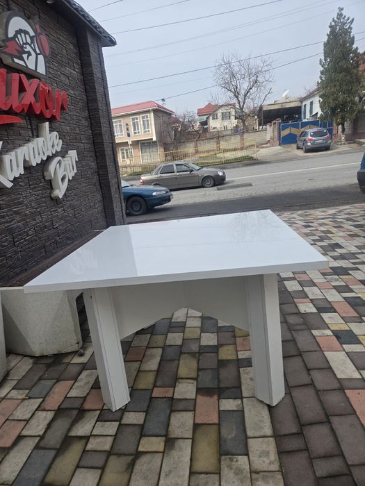 Стол квадратный для дома или кафе