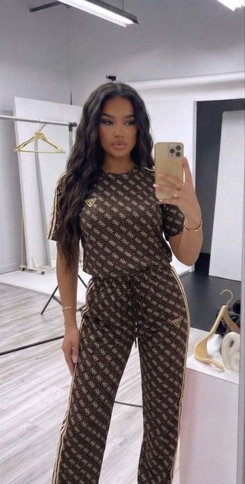 Compleu Guess 
Marimi L
Pret 260