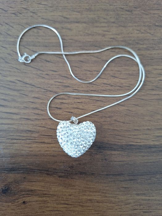 Сребърно колие сърце с камъни не е носено никога