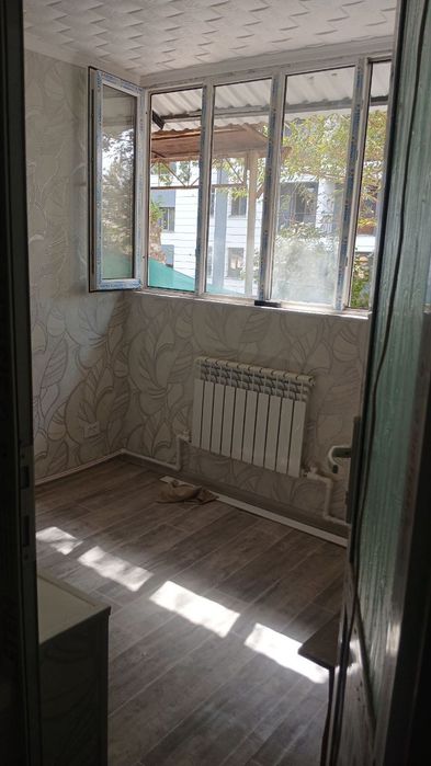 2 х комнатную квартиру. 1/2. Не торец .балкон 2*6. Новый евро ремонт