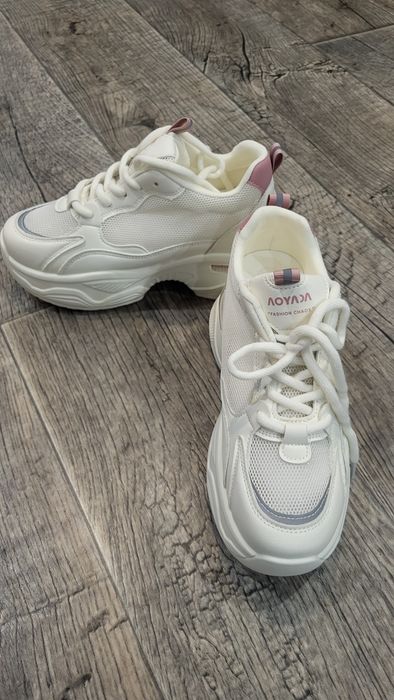 Продам кроссовки женские