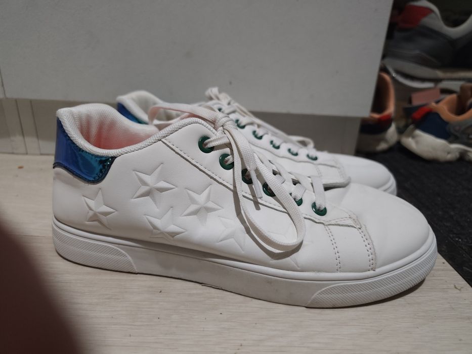 Продам кроссовки женские