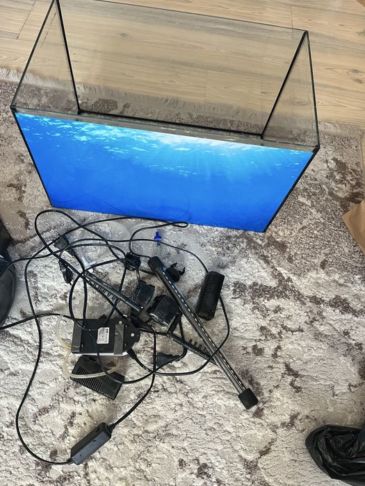 Acvariu mare complet cu 2 filtre , pompa oxigen, capac, iarba decor.