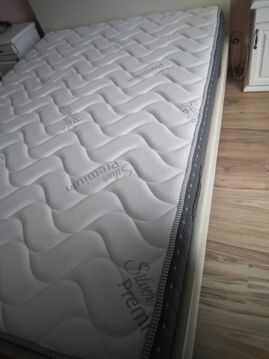 бяло легло с подматрачна рамка и матрак с размери 140/200 см.