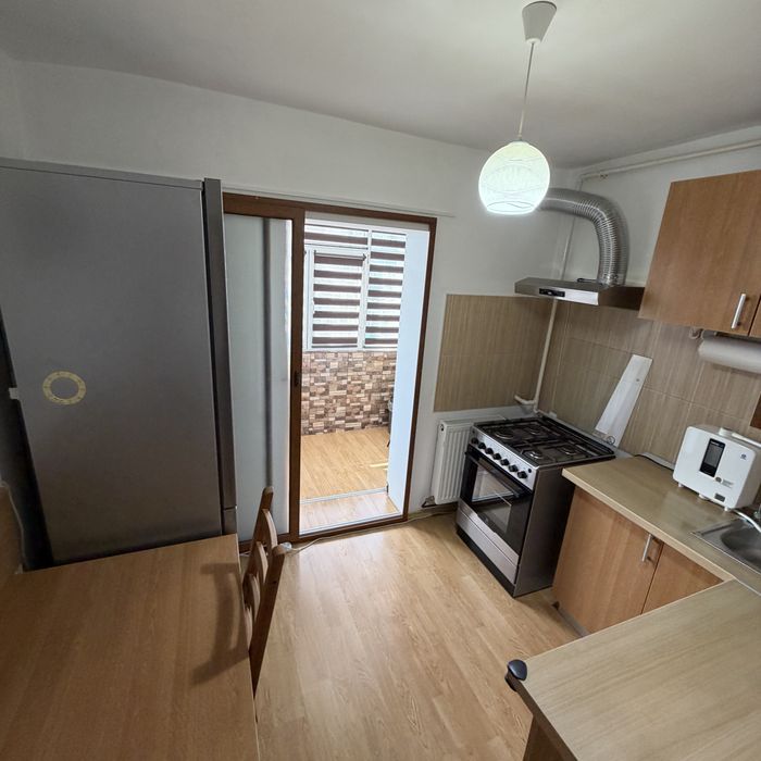 Vand apartament decomandat cu 2 camere, direct proprietar zona Piata