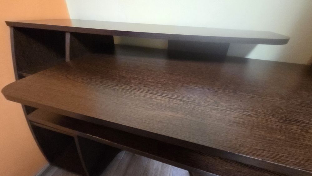 Birou wenghe cu polita pentru monitoare