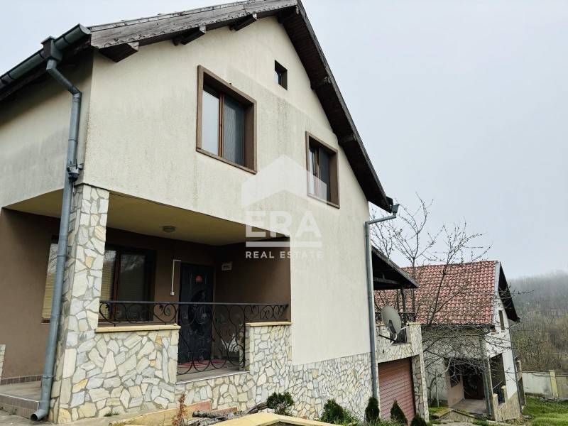 Двуетажна обзаведена къща за продажба, с двор и гараж, на 5 минути от