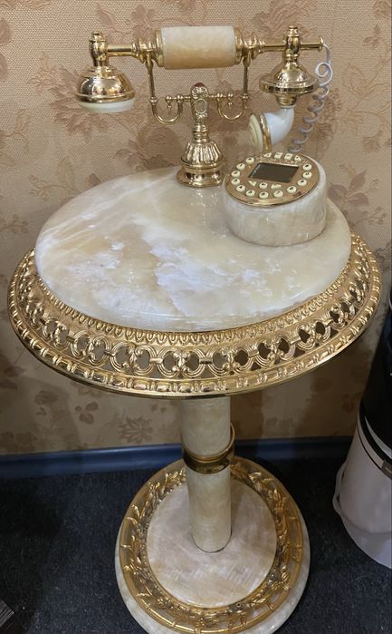 Продам картину в золотой раме,стол декор