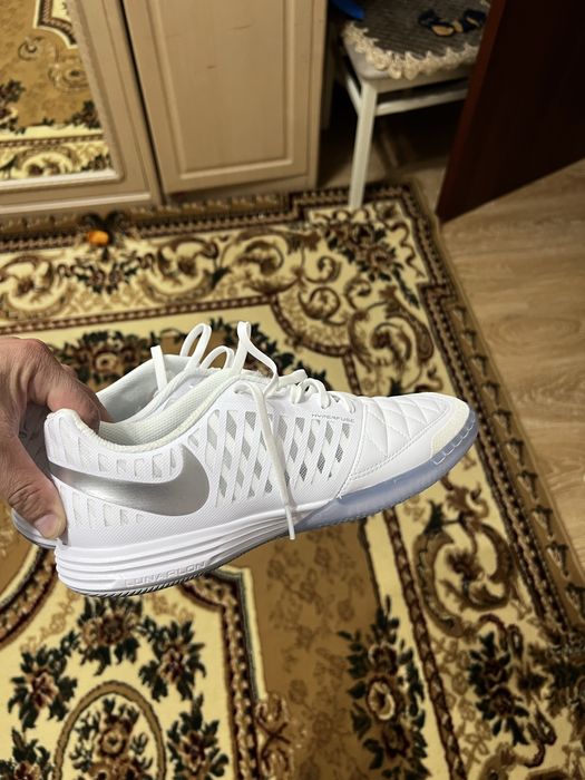 Продам кроссовки