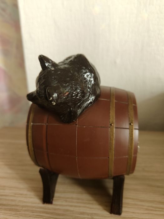 Часы "Медведь на бочке"