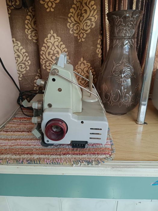 Швейная машинка оверлок