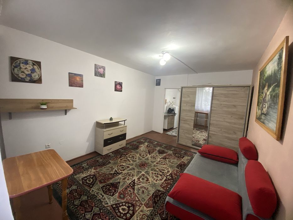 Persoana fizica inchiriez garsoniera Podu Ros