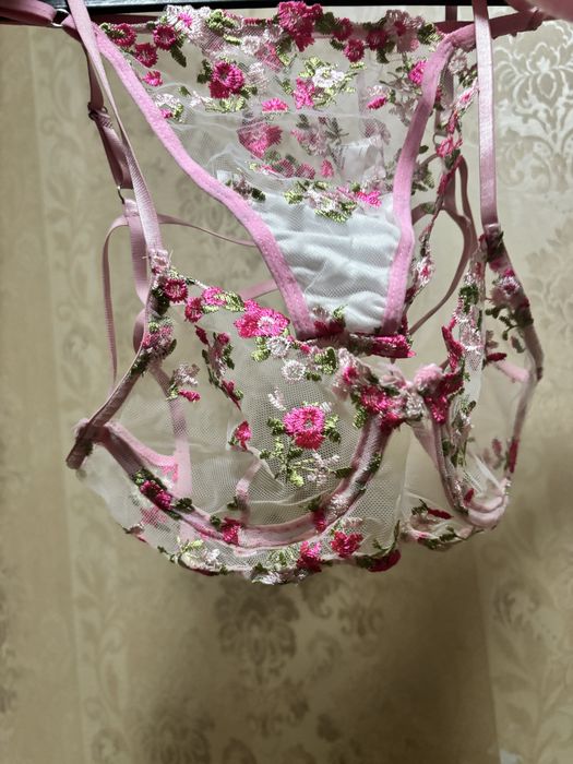Комплект нижнего белья новый кружева с цветами