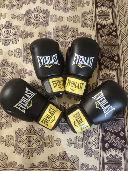 Продам две пары боксерских перчаток