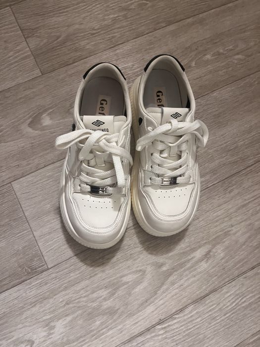 Женские кроссовки