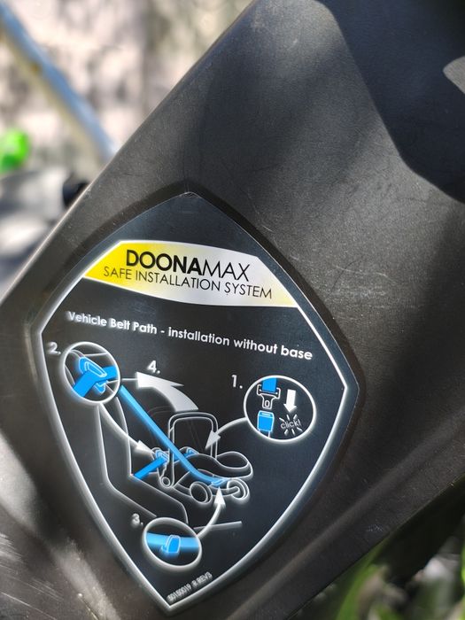 Cărucior Donna cu baza isofix, husa de ploaie, protecție bancheta și geantă specială pentru cărucior.
