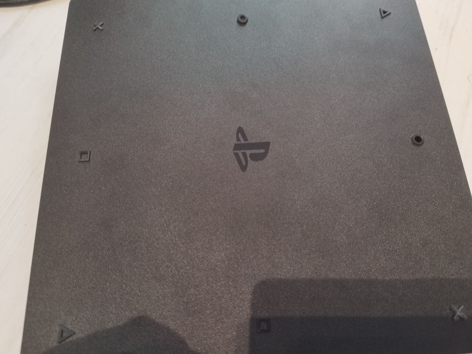 Продавам PlayStation 4