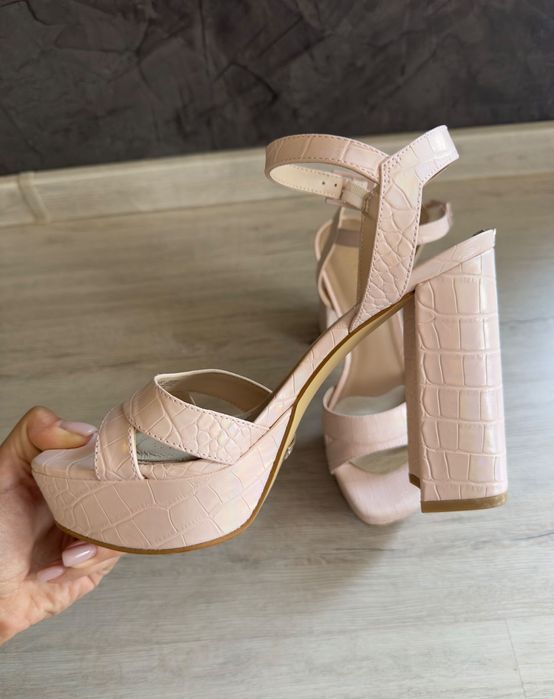 Сандали на висок ток Guess Обувки с дебел ток номер 38